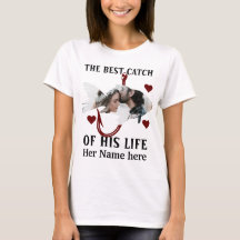 Ein glücklicher Fischer, der ein Paar Fische zusam