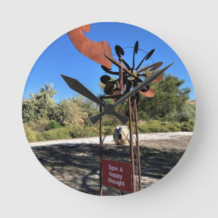 Ein glücklicher Gedanke, ein lustiges Zeichen Runde Wanduhr