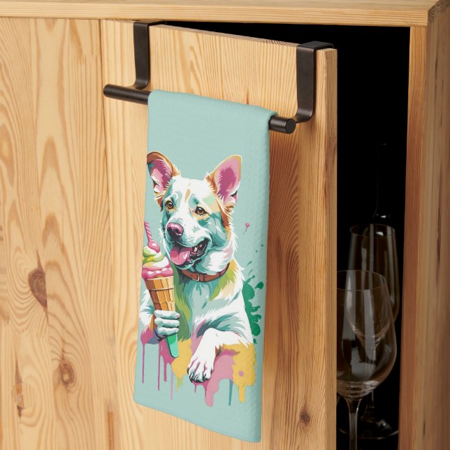 Ein glücklicher Hund, der ein Eis isst Geschirrtuch (Drittel gefaltet)