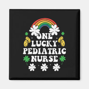 Ein glücklicher Kinderkrankenschwester Lustiger ir Magnet