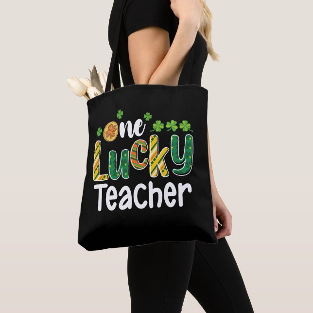 Ein glücklicher Lehrer Schule St. Patrick's Day (Von Nahem)