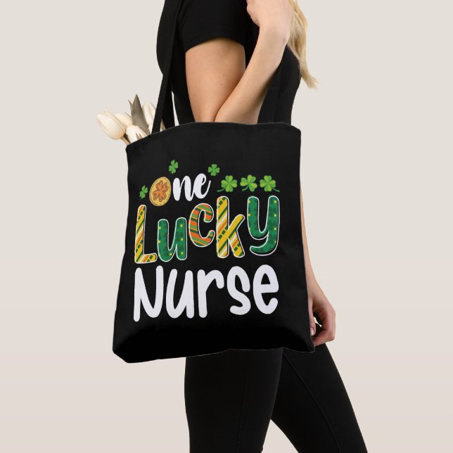 Ein glücklicher Nurse St Patrick's Day (Von Nahem)