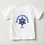 Ein glücklicher Pessach  Baby T-shirt<br><div class="desc">Happy Pessach bietet den jüdischen Stern von David und eine Weintasse bereit für die Gebete und vier Fragen.</div>