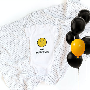 Ein Glücklicher Typ Gelbes Gesicht Lächeln Erster  Baby Strampler