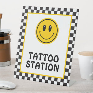 Ein glücklicher Typ glücklich gegenüber Tattoo Sta Sockelschild