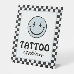 Ein glücklicher Typ glücklich gegenüber Tattoo Sta Sockelschild