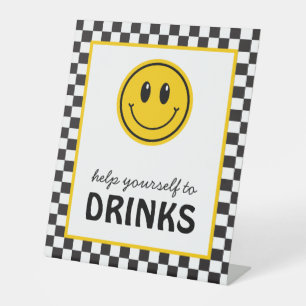 Ein glücklicher Typ Lächeln Gesicht Drinks Pedesta Sockelschild