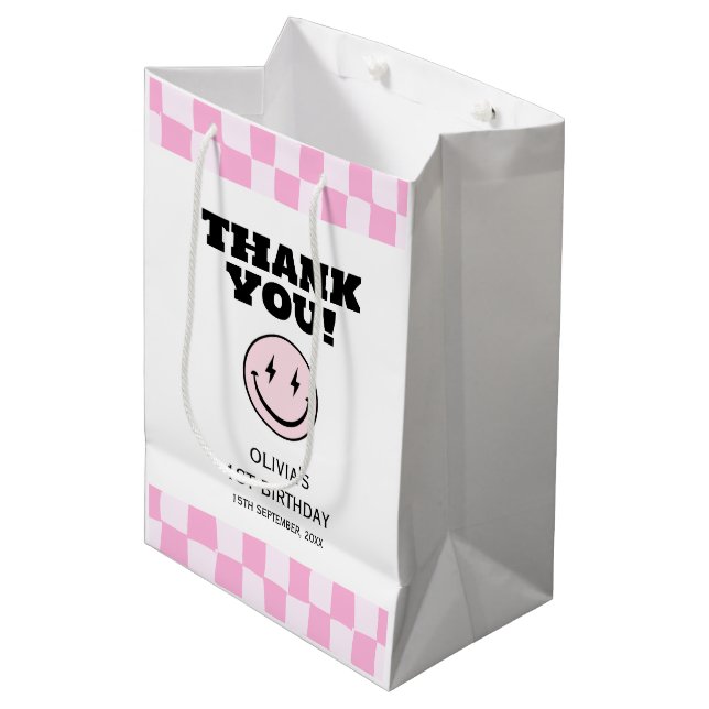 Ein glückliches Babe Pink gekreuzt Geburtstag Mittlere Geschenktüte (Vorderseite Schrägansicht)