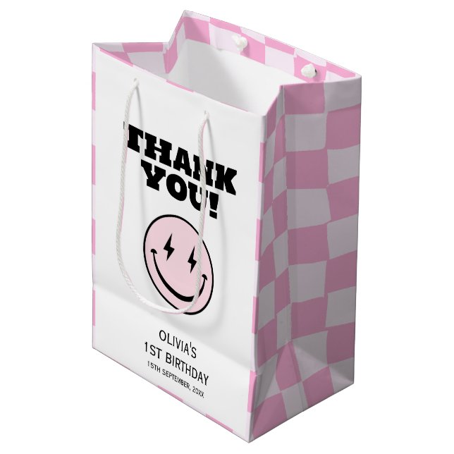 Ein glückliches Babe Pink gekreuzt Geburtstag Mittlere Geschenktüte (Vorderseite Schrägansicht)