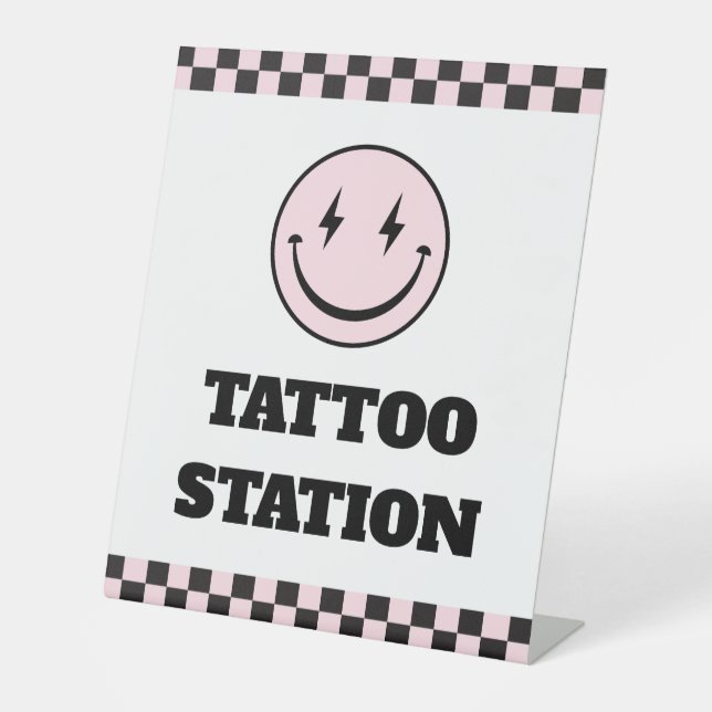 Ein glückliches Babe Pink Tattoo Station Schild (Vorderseite)