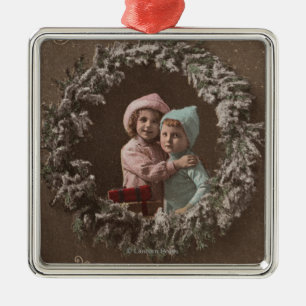 Ein glückliches ChristmasLittle Kinderumarmen Ornament Aus Metall