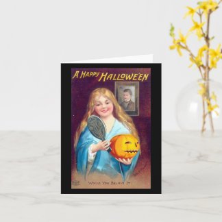 Ein glückliches Halloween-Girl, das sich das Haar Karte