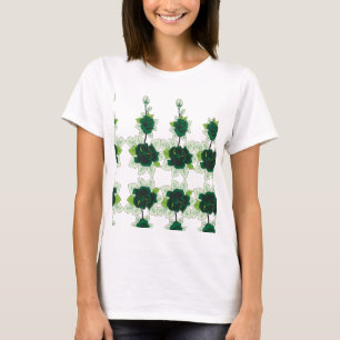 Ein Golden Retriever-Welpe sitzt auf einem grasbew T-Shirt