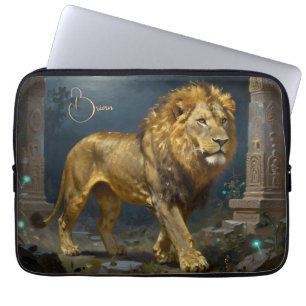 Ein Goldener Löwe, der im Mondlicht spaziert Laptopschutzhülle