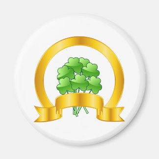 Ein goldenes Hufeisen mit grünen Kleeblättern Magnet