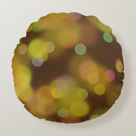 Ein goldenes Weihnachtsmuster auf dem Braun Rundes Kissen