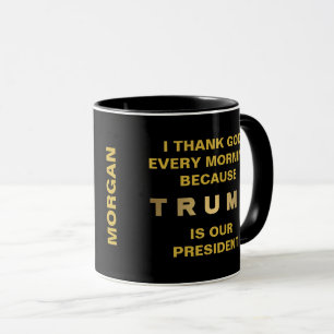 Ein goldtone Trumpf danken Gott-personalisiertem Tasse