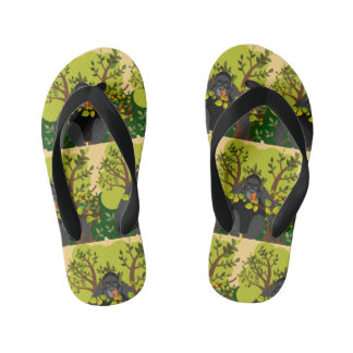 Ein Gorilla, von einem Schmetterling fasziniert Kinderbadesandalen