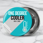 Ein Grad Cooler Moderner Personalisierter Abschlus Button<br><div class="desc">Dieses moderne und lustige Abschluss-Design enthält den Text "Ein Grad Cooler" mit Ihrem Abschluss oder Monogramm und Jahr in modernem Schwarz-Weiß-Text auf einem aquamarinen Hintergrund mit einem Thermometer. #Abschluss #grad #graduate #buttons #accessories #parts #partysupplies #Party #graduationparty #gradparty #cool #Spaß #fun #personalisiert</div>