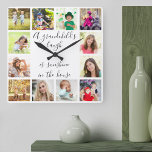 Ein Grandkind-Zitat 12 Foto Weiß<br><div class="desc">Erstellen Sie Ihre eigene, einzigartige Foto Uhr für Großeltern mit 12 Ihrer Lieblings-Fotos. Das Zitat der Enkel ist in eleganter handgeschriebener Schriftzeichen gedruckt und lautet "Das Lachen eines Enkels ist das Sonnenschein im Haus". Das Design hat eine moderne Schwarz-Weiß-Farbpalette - die Sie über den Link "Weiter anpassen" bearbeiten können (oder...</div>