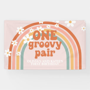 Ein grooviges Retro-Regenbogen-Zwillings-Geburtsta Banner