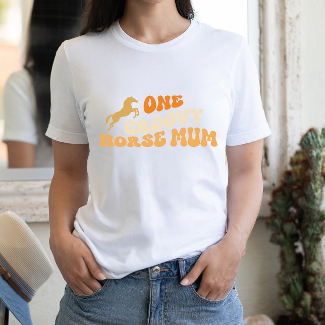 Ein Groovy Horse Mum Yellow Retro Style Reittier T-Shirt (Von Creator hochgeladen)