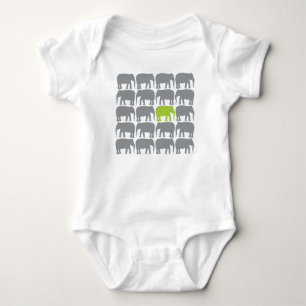 Ein grüner Elefant im Herd-Shirt Baby Strampler