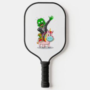 Ein grüner Zombie fährt auf einem niedlich rosa Ei Pickleball Schläger