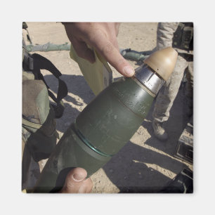 Ein Gruppenführer zeigt auf eine Magnet