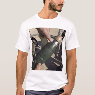 Ein Gruppenführer zeigt auf eine T-Shirt