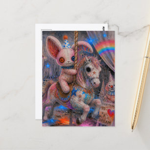 Ein gruseliger ausgestopfter Hase auf einem Karuss Postkarte