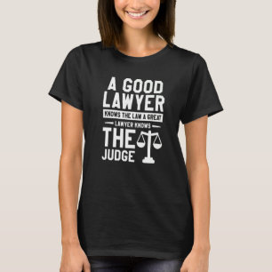 Ein guter Anwalt kennt das Gesetz, das ein großer T-Shirt