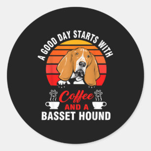 Ein guter Tag beginnt mit Kaffee und einem Basset Runder Aufkleber
