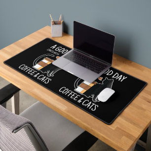 Ein guter Tag beginnt mit Kaffee und Katzen Lustig Schreibtischunterlage