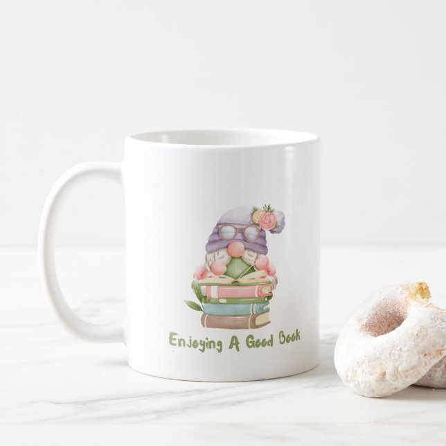Ein gutes Buch mit einem Gnom auf einem  Kaffeetasse (Mit Donut)