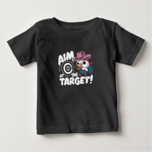 Ein Hahn, der auf eine Zielschieberwaffe zielt Baby T-shirt