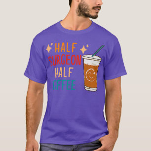Ein halber Chirurg, der Halbkaffee bekommt, gibt d T-Shirt