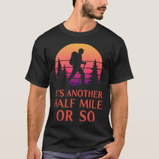 Ein halber Kilometer mehr Wandern Bergwanderer Ruc T-Shirt
