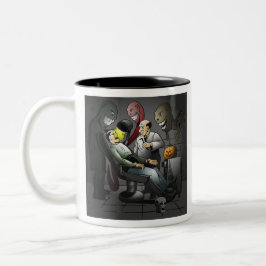 Ein Halloween-Abend beim Zahnarzt Zweifarbige Tasse
