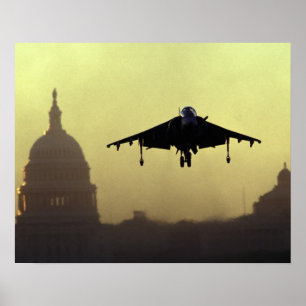 Ein Harrier-Jet, der im Morgengrauen mit Poster