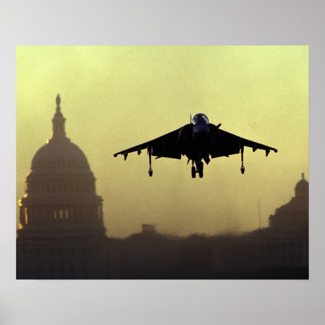 Ein Harrier-Jet, der im Morgengrauen mit Poster (Vorne)