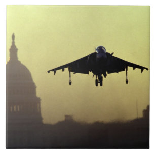 Ein Harrier-Jet landet bei Morgengrauen auf der Ma Fliese