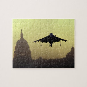 Ein Harrier-Jet landet bei Morgengrauen auf der Ma Puzzle