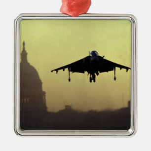 Ein Harrier-Jet landet bei Morgengrauen auf der Ma Silbernes Ornament
