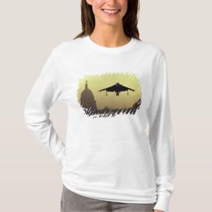 Ein Harrier-Jet landet bei Morgengrauen auf der Ma T-Shirt