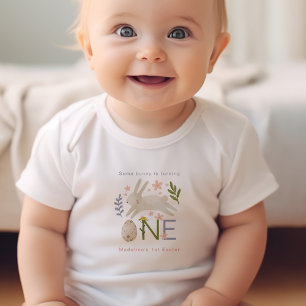 Ein Häschen ist das 1. Oster-Geburtstagsfest eines Baby Strampler