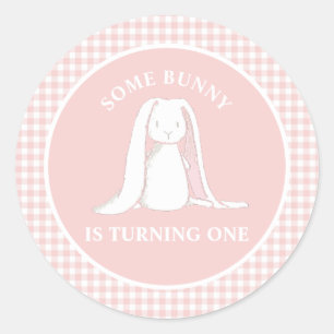Ein Häschen ist ein rosa Gingham-Geburtstagspapier Runder Aufkleber