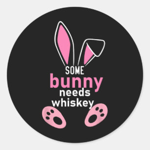 Ein Hase braucht Whiskey Runder Aufkleber
