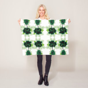 ein Haufen grüner Blume auf weißem Hintergrund Fleecedecke