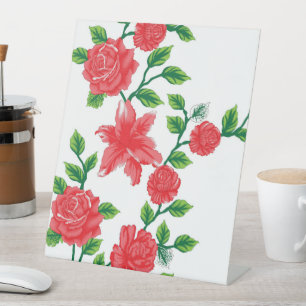 ein Haufen roter Blume auf weißem Hintergrund Sockelschild